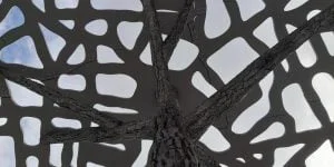 Lire la suite à propos de l’article Une forêt d&rsquo;arbres en aluminium installée sur la place du Belvédère