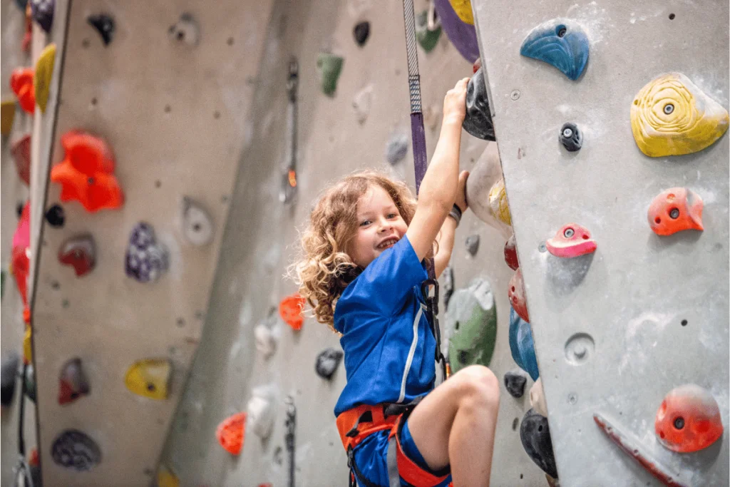 Enfant sur un mur d'escalade
